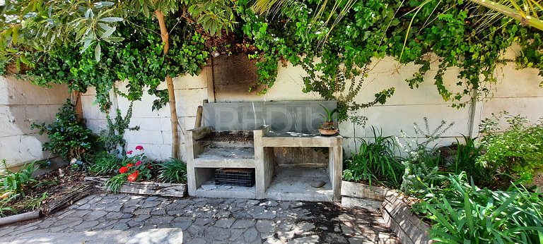 Casa en Zapallar con hermosa vista y jardín.