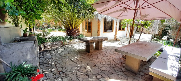 House in Zapallar with beautiful view and garden.