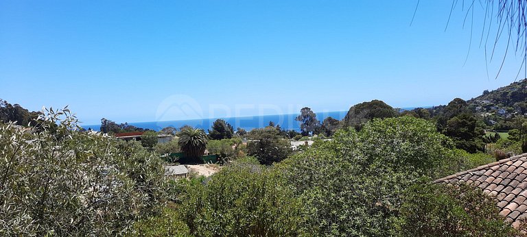 House in Zapallar with beautiful view and garden.
