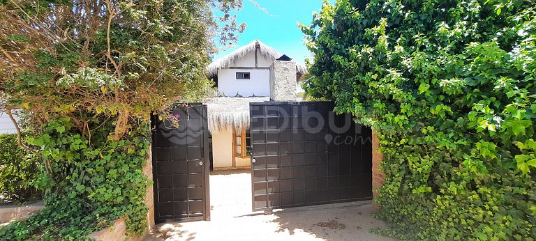 Casa en Zapallar con hermosa vista y jardín.