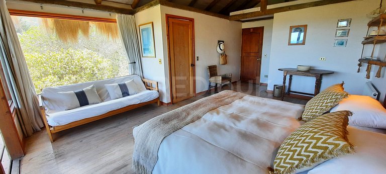 Casa en Zapallar con hermosa vista y jardín.