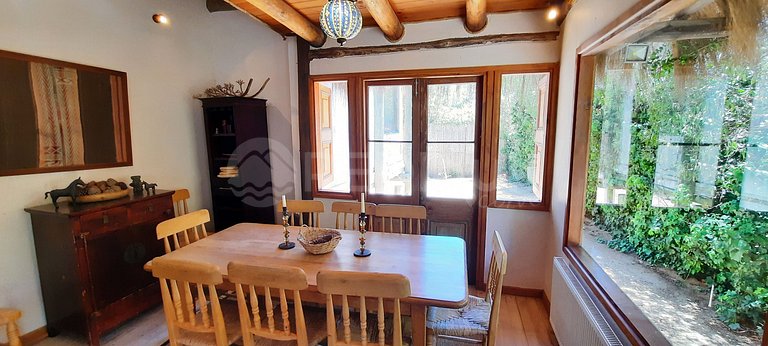 Casa en Zapallar con hermosa vista y jardín.