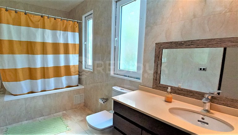 Spacious House with good location in El Canelo