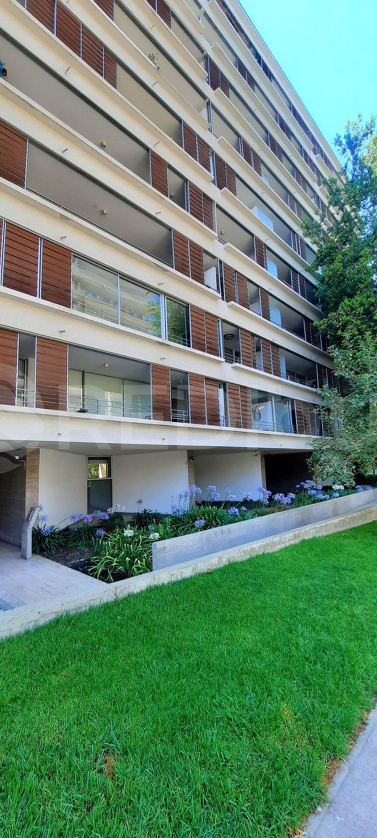 Spacious apartment in the exclusive sector of Vitacura.