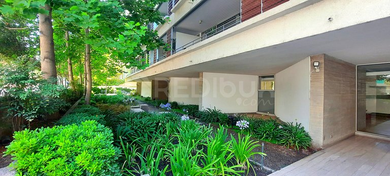 Spacious apartment in the exclusive sector of Vitacura.