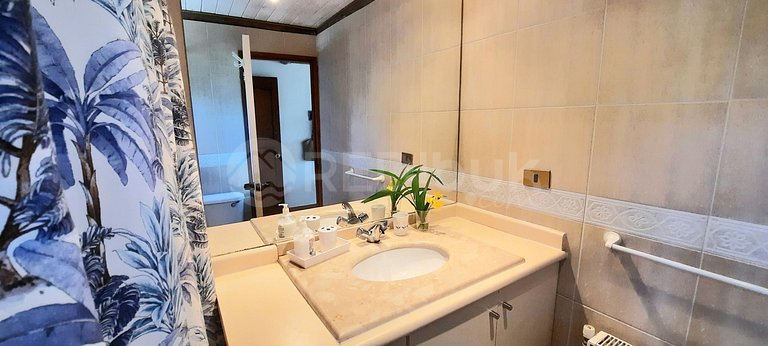 House in Zapallar with beautiful view and garden.