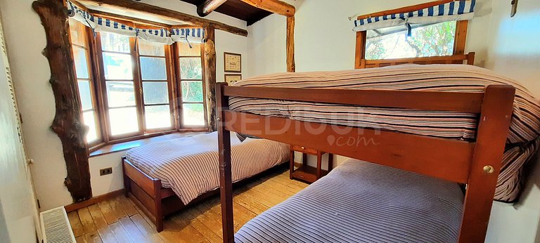 House in Zapallar with beautiful view and garden.