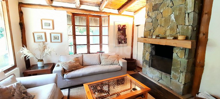 Casa en Zapallar con hermosa vista y jardín.