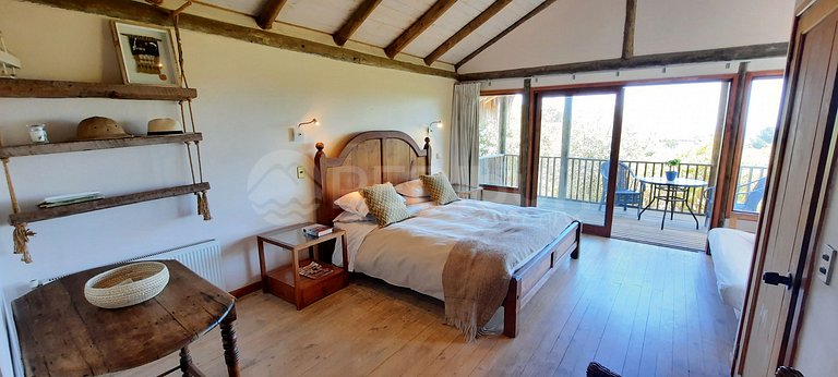 House in Zapallar with beautiful view and garden.