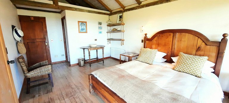 House in Zapallar with beautiful view and garden.