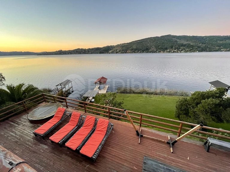 Beautiful House on Lake Vichuquen with Hot Tub