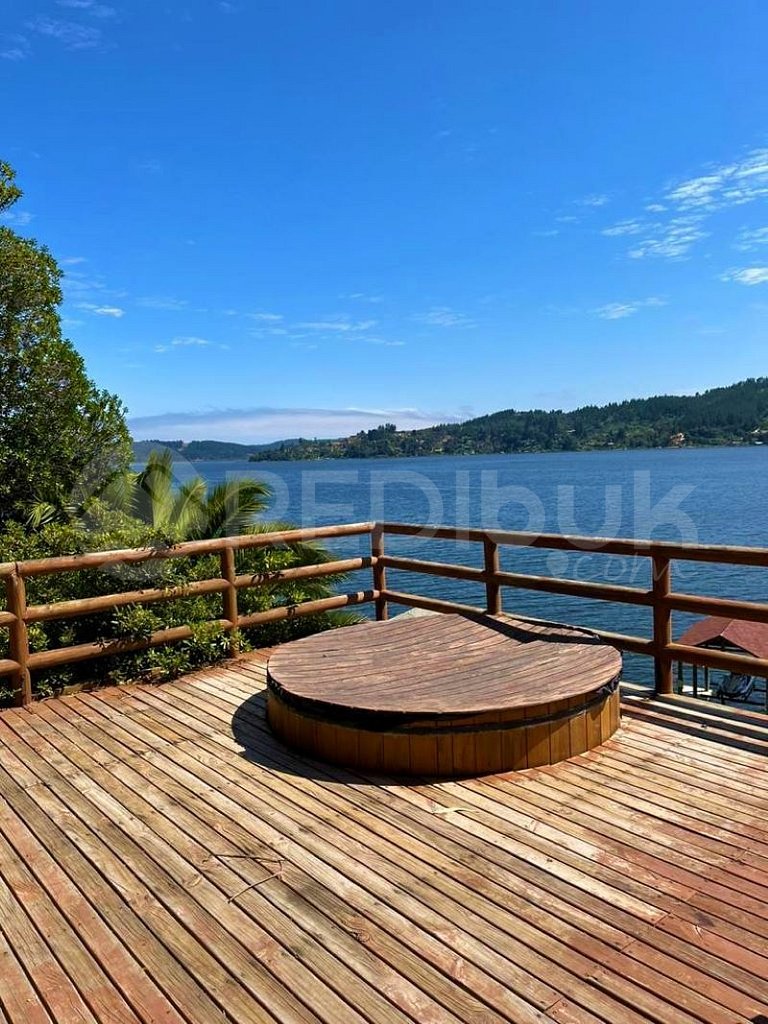 Beautiful House on Lake Vichuquen with Hot Tub