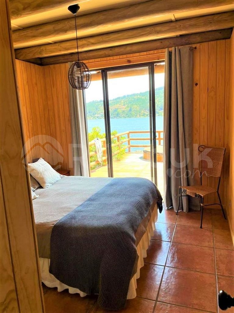 Beautiful House on Lake Vichuquen with Hot Tub
