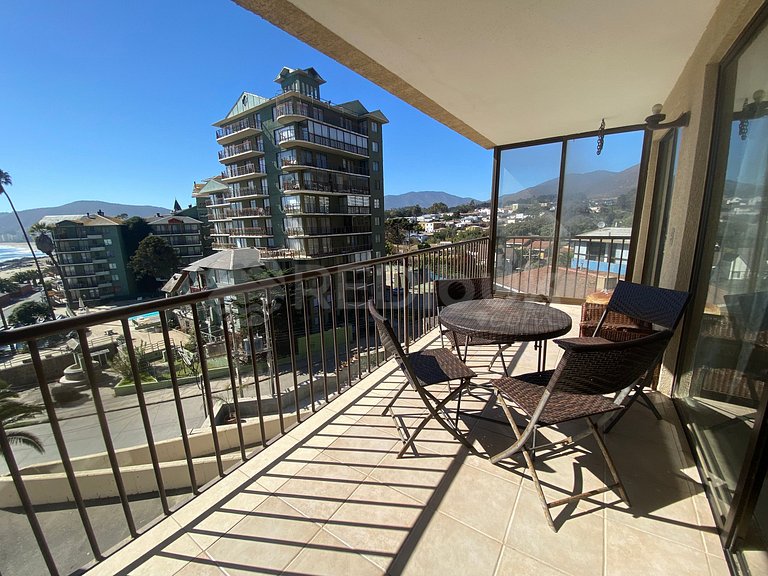 Spacious apartment with ocean views in Papudo.
