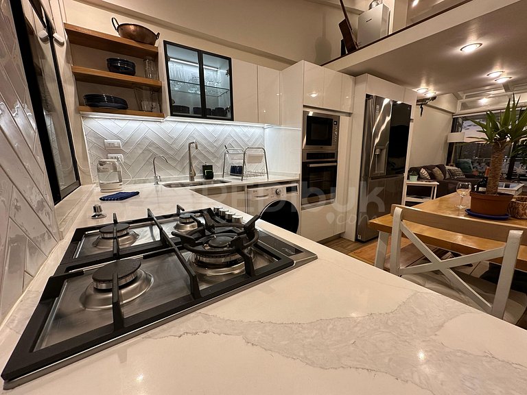 Modern, illuminated and centrally located, Valparaiso