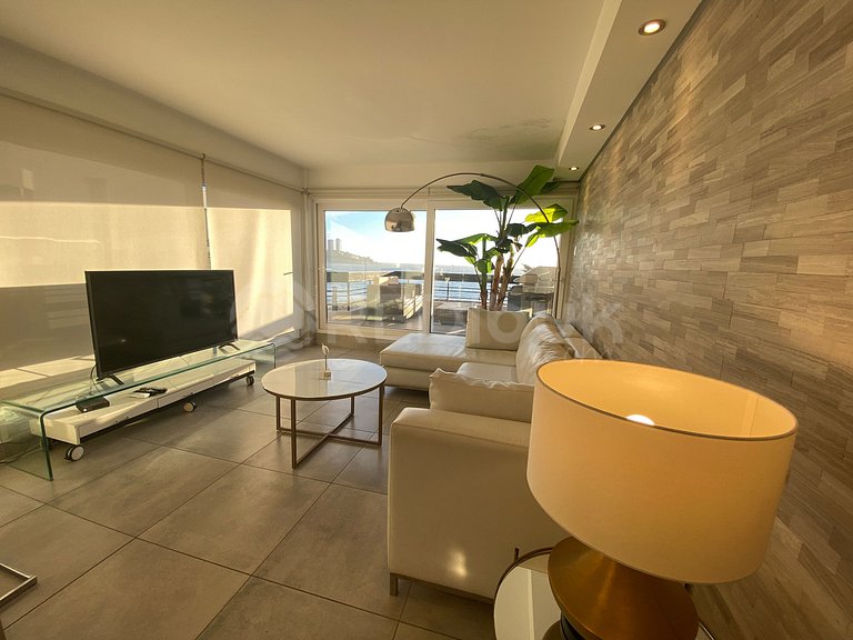 Modern and Beautiful Apartment on the Front Line.