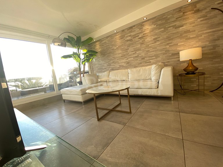 Modern and Beautiful Apartment on the Front Line.