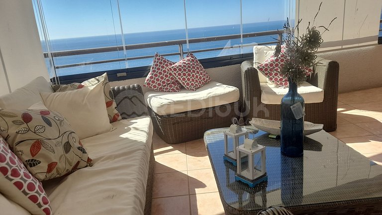 Warm and bright apartment with sea view