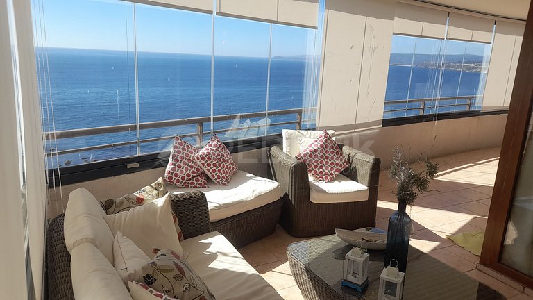 Warm and bright apartment with sea view