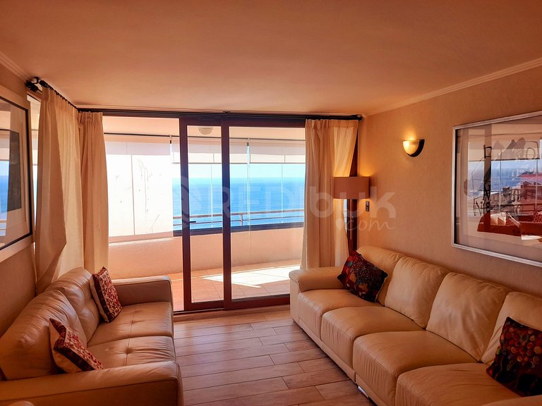 Warm and bright apartment with sea view
