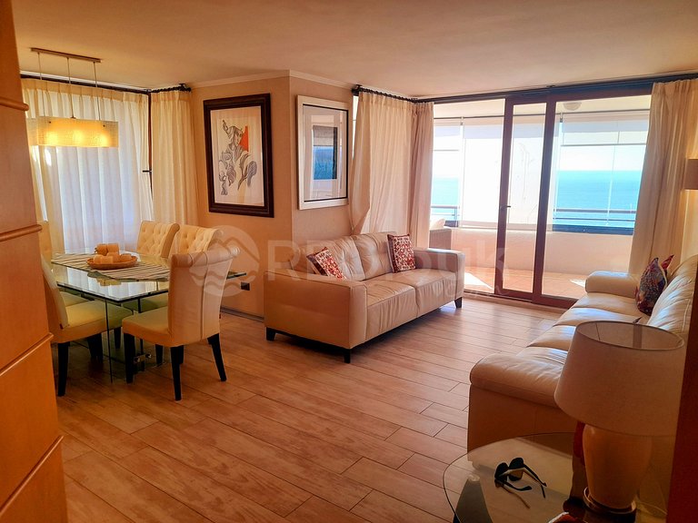 Warm and bright apartment with sea view