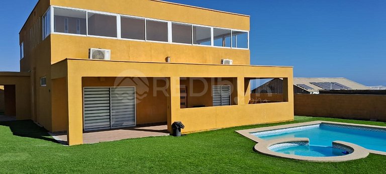 Casa nueva con gran piscina y vista al mar