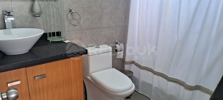 Casa nueva con gran piscina y vista al mar
