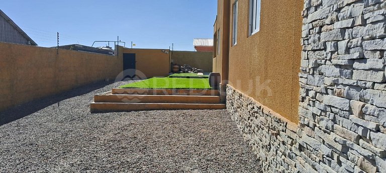Casa nueva con gran piscina y vista al mar