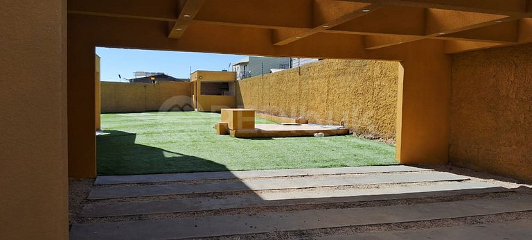 Casa nueva con gran piscina y vista al mar