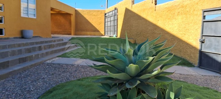 Casa nueva con gran piscina y vista al mar