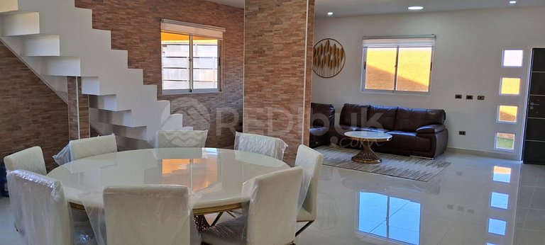 Casa nueva con gran piscina y vista al mar
