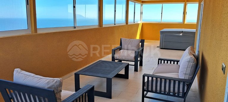 Casa nueva con gran piscina y vista al mar