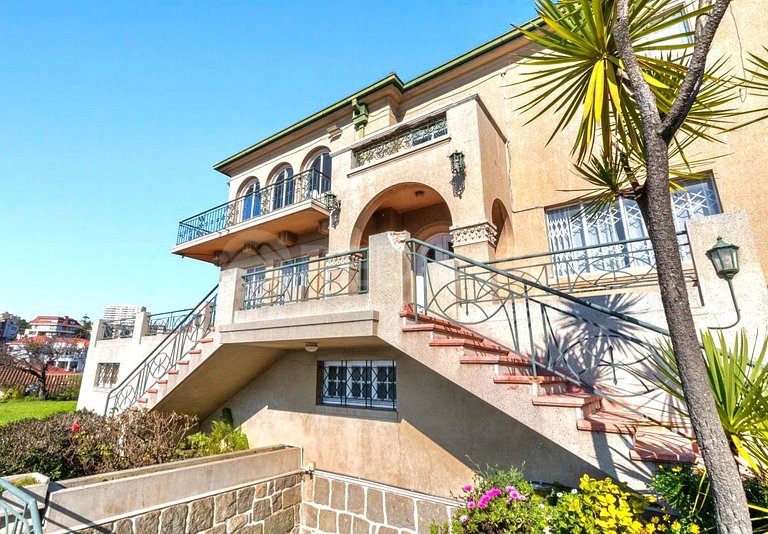 Incredible house for 15 people in front of the sea