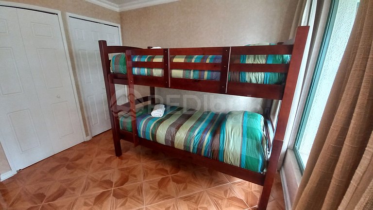 Rbk° Amplio depto en edificio Coraceros